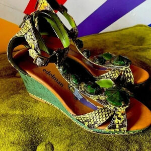 Libby. Edelman 6.5 W wedge jeweled heel snake skin green super cute!